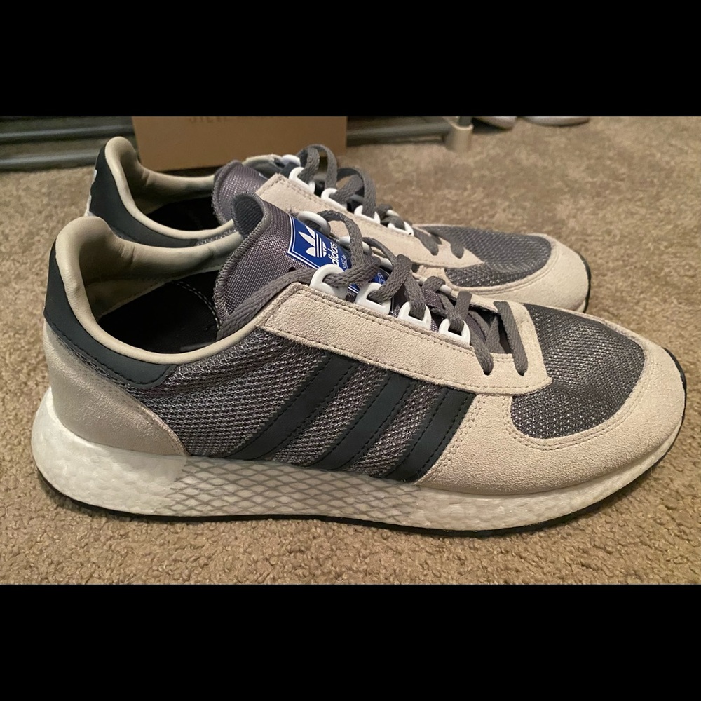 *Like New*  10.5 Adidas Lifestyle tennis shoes